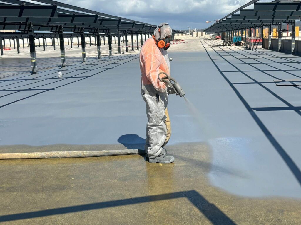 Aplicare hidroizolație cu poliuree prin pulverizare pe terasă, realizată cu echipamente profesionale