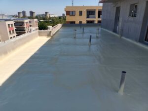 Aplicare hidroizolație cu poliuree prin pulverizare pe terasă