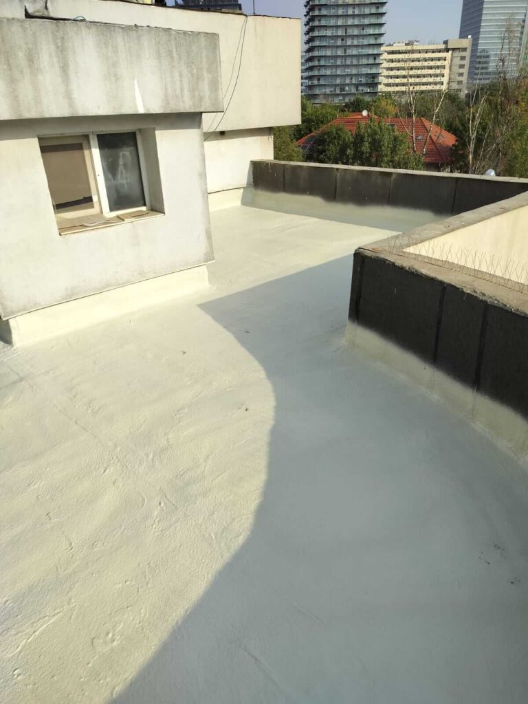 Hidroizolație cu poliuree pe terasă – membrană continuă, fără rosturi, pentru protecție împotriva infiltrațiilor