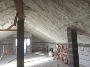 Izolare mansardă cu spumă poliuretanică pe interior