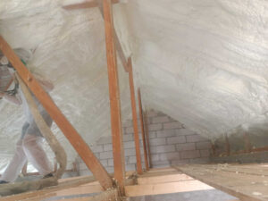 Detaliu de execuție izolare mansardă cu spumă poliuretanică