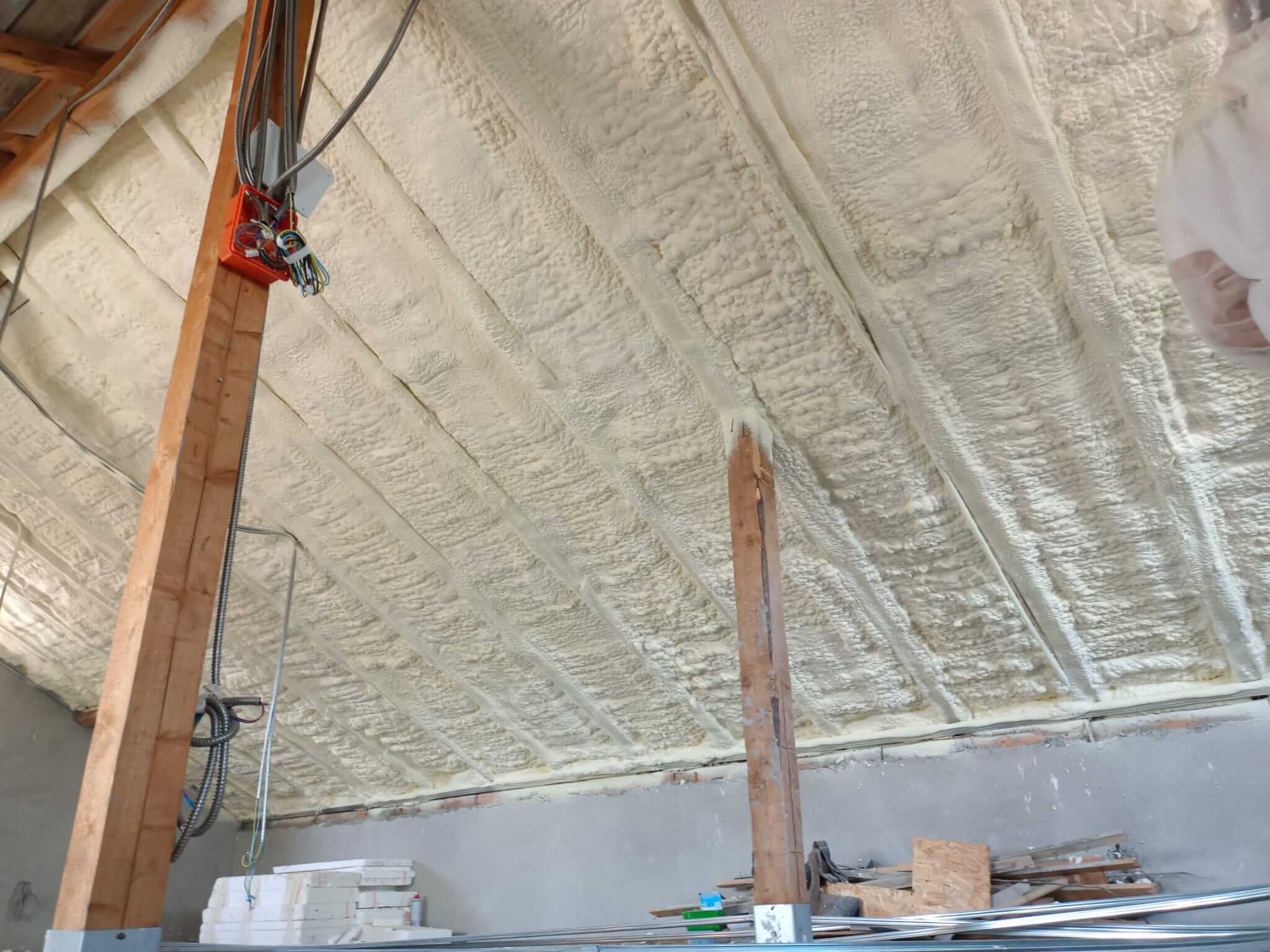 Izolare termică acoperiș pe interior cu spumă poliuretanică