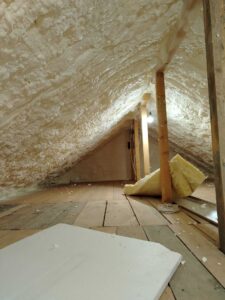 Izolare termică mansardă cu spumă poliuretanică aplicată pe acoperiș