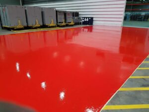 Pardoseală epoxidică roșie într-un spațiu industrial